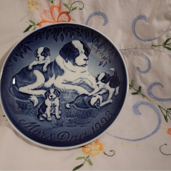 Blue Decorative Plate with Dog Design mama and baby pups St. Bernard - Picture 1 of 1